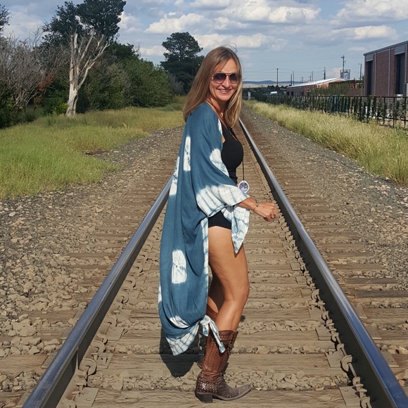 Back in Fashion Action! Shop on! - Picture 7 of 8